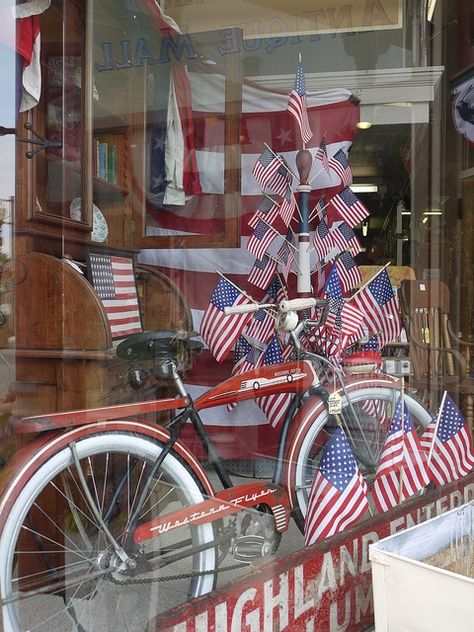 americana window displays | patriotic bicycle in window Spring Window Display, Summer Window Display, Window Display Retail, Summer Window, Store Window Displays, Best Bike, Retail Windows, Display Table, Olay Regenerist