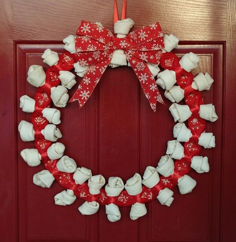 This is such a cute idea for dog lovers! ( I would use dollar store bones to save on money since your dog wont be eating these ones!) Bone Wreath, Ideas Decoracion Navidad, Katt Grejer, Pet Wreath, Dog Wreath, Dog Crafts, Dog Christmas, Noel Christmas, Dog Ornaments