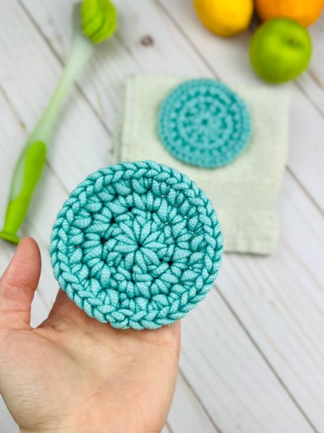 Learn how to make round crochet scrubbies for the kitchen with the free pattern and video tutorial from @desertblossomcrafts Crochet Scrubby Pattern, Scrubby Yarn Crochet Patterns, Scrubby Yarn Crochet, Scrubby Pattern, Crochet Scrubby, Crochet Cup Coaster, Scrubbies Crochet Pattern, Dish Scrubbies, Scrubby Yarn