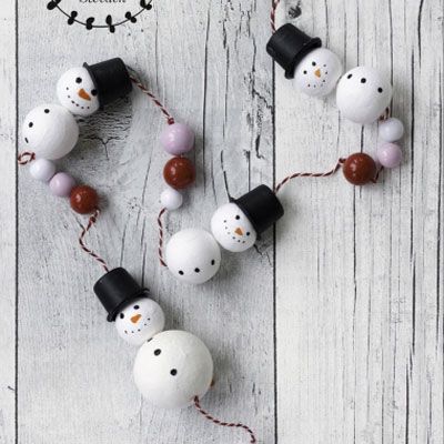 Are you on a hunt for a super easy to make but still gorgeous and stylish winter decor ,which also can be a great craft project for your kids ? Try this super cute wooden bead snowman garland! This adorable beaded snowman garland is so easy to make even the smallest crafty hands can create it in no time! Add this lovely snowman garland to your Christmas / winter mantel or your Christmas tree . Of course you can add other craft elements to you r wooden bead snowman garland as Bead Snowman, Snowman Garland, Beaded Snowman, Snowman Crafts Diy, Wood Beads Diy, Winter Garland, Wooden Bead Garland, Diy Snowman, Snowman Crafts