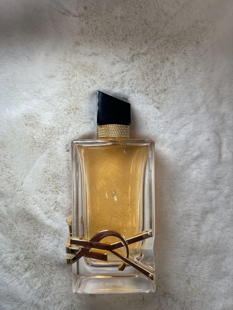 Perfume Saint Laurent Libre, Perfume Smells, Describe Her, Yves Saint Laurent Y, Intense Love, Floral Scent, Red Berries, Old Money, Yves Saint Laurent