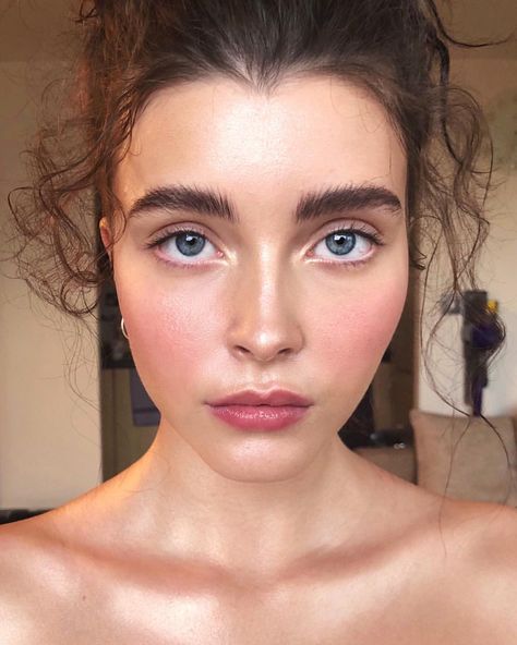 12.1k Likes, 115 Comments - Nikki_Makeup (@nikki_makeup) on Instagram: “Mesmerising @bellemjohnson from yesterday’s shoot with @tamarawilliams1 Products used on skin are…” Blush Cheeks Make Up, Blushed Makeup Looks, Young Makeup Looks, Blush Eye Makeup, Nude Eyeliner, Blush Cheeks, Spring Makeup Trends, Makeup Tip, Eye Brows