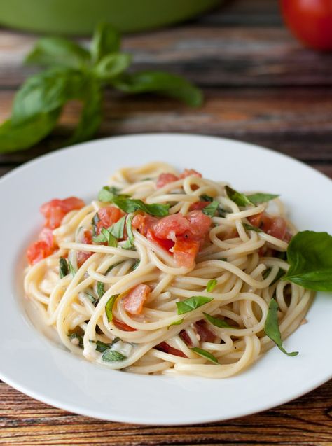 This Brie pasta is one of my all-time favorites. You'l definitely be passing this brie recipe out to your friends. Spaghetti with Brie, Tomato, and Basil. Brie Tomato, Brie Pasta, Pasta Food Recipes, Silver Palate, Brie Recipes, Pasta Spaghetti, Basil Recipes, Basil Pasta, Pasta Food