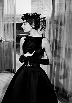 Sabrina Audrey Hepburn Black Dress, Sabrina Audrey Hepburn, Audrey Hepburn Style Dresses, Audrey Hepburn Outfit, Audrey Hepburn Dress, Audrey Hepburn Style, Hepburn Style, Vintage 1950s Dresses, Fair Lady