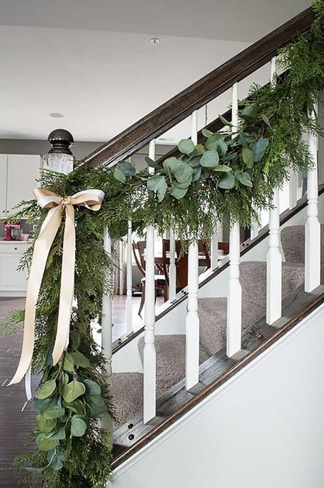 28 Gorgeous Ways to Decorate Your Home With Christmas Garland Eucalyptus Christmas Garland, Deco Noel Nature, Eucalyptus Christmas, Pine And Eucalyptus, Christmas Stairs Decorations, Christmas Staircase Decor, Cozy Christmas Living Room, Christmas Stairs, Christmas Staircase