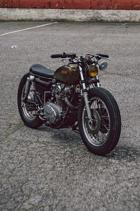 Yamaha Xs 650. Low, firestone-clad brat bike, with a glossy brass patina tank Sp2 Vw, Estilo Cafe Racer, Yamaha 650, Brat Motorcycle, Xjr 1300, Brat Bike, Мотоциклы Harley Davidson, Moto Scrambler, Motorbike Art