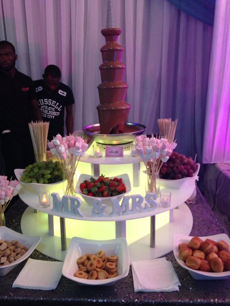 Chocolate Fountain At Wedding, Chocolate Fountain Aesthetic, Chocolate Fountain Ideas Wedding, Cascada De Chocolate Ideas, Chocolate Fountain Bar Display, Chocolate Fountain Bar Ideas, Chocolate Fountain Ideas, Chocolate Fountain Wedding, Chocolate Fountain Bar