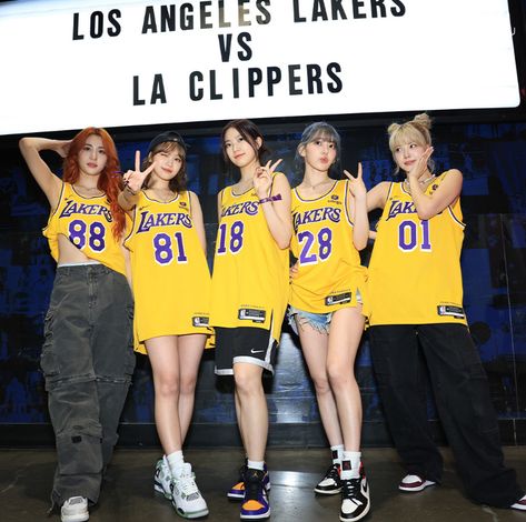 LE SSERAFIM NBA Los Angeles Lakers Le Sserafim Members, Lakers Outfit, Lakers Girls, Lakers Game, La Clippers, Pop Photos, Pre Debut, Blue Flames, Los Angeles Lakers