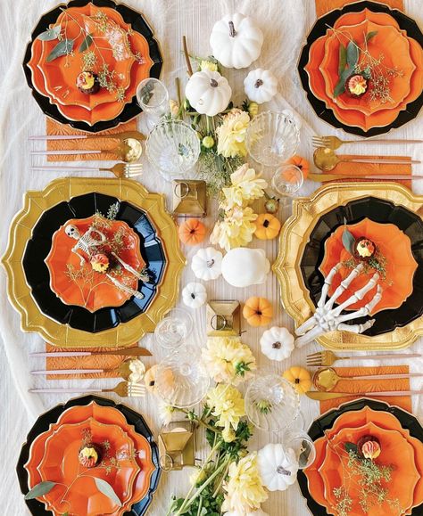 bright halloween table Halloween Table Ideas, Colourful Halloween, Teen Halloween Party, Bright Halloween, Halloween Dinner Party, Dinner Party Decor, Halloween Table Settings, Halloween Table Decor, Teen Halloween