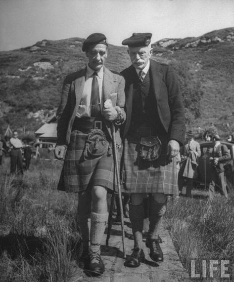 Sir Iain Colquhoun(L)attending the celebration of Bonnie Prince Charlie's Bicentennary for which he made the arrangements. Bonnie Prince Charlie, Tam O' Shanter, Tartan Kilt, Men In Kilts, Vintage Portraits, My Heritage, Scottish Highlands, Historical Clothing, Vintage Photographs