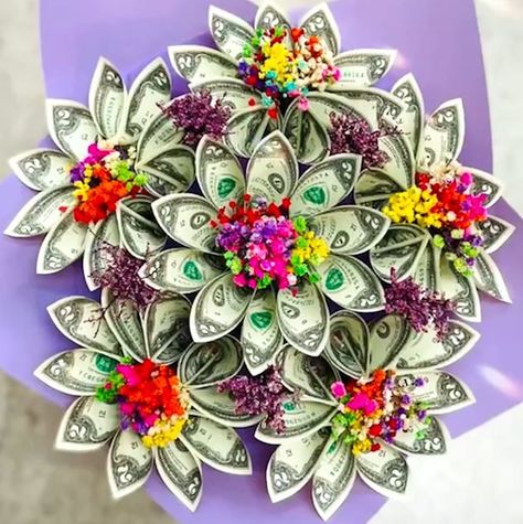 Bridal Shower Money Bouquet, Money Flower Bouquet Diy, Quinceanera Money Gift Ideas, Small Money Bouquet, Money Bouquet Ideas, Money Bouquet Tutorial, Flower Candy Bouquet, Money Flower Bouquet, Diy 21st Birthday Gifts