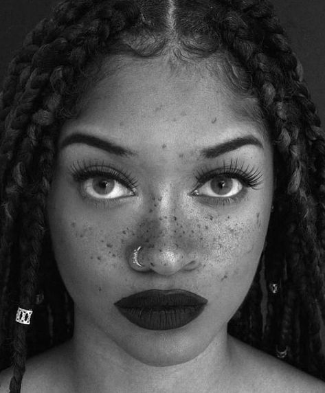 Box Braids & Freckles @brihallofficial - https://blackhairinformation.com/hairstyle-gallery/box-braids-freckles-brihallofficial/ Big Curly Hair Tutorial, Bri Hall, Blonde Box Braids, Short Box Braids, Curly Hair Tutorial, Naturally Curly Hair, Big Curly Hair, Hairstyle Tutorials, Box Braids Styling