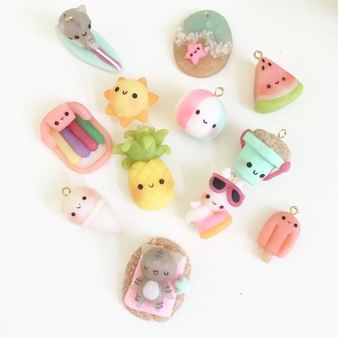 Summer Clay charms! Polymer Clay Kunst, Fimo Kawaii, Crea Fimo, Diy Fimo, Polymer Clay Kawaii, Polymer Clay Figures, Tanah Liat, Polymer Clay Diy, Kraf Diy