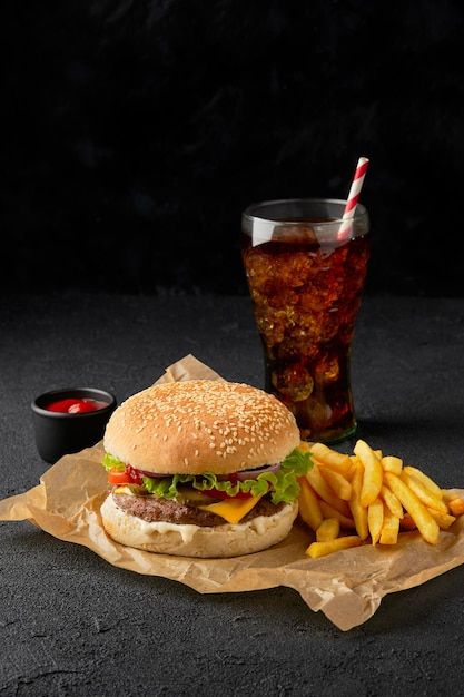 Burger French Fries, Burger With Fries, Fries Burger, Tasty Burger, Delicious Burgers, Dark Background, Soft Drinks, French Fries, Premium Photo