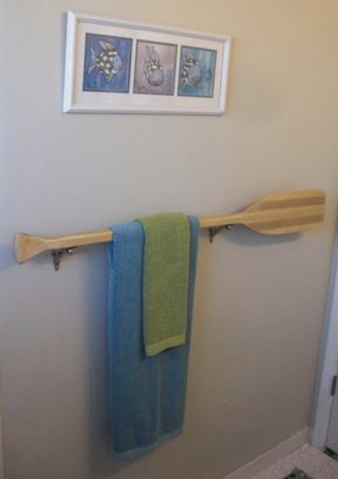 Boat Oar Decor Ideas, Towel Holder Diy Bathroom, Fishing Bathroom Ideas, River Cabin Decorating Ideas, Lake House Decor Diy, Nautical Towel Holder, Boat Oars Decor, Coastal Bathroom Ideas, Oar Decor