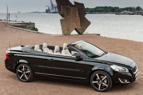 Volvo’s hardtop convertible is dead after this year, but a new coupe may be in the works. Volvo V60 R Design, Volvo Convertible, Volvo C70 T5, Volvo Car, Volvo 850, Volvo C70, Old Timers, Volvo V60, Volvo V40