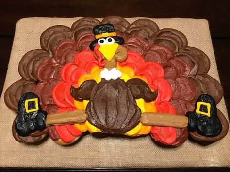 Thanksgiving Turkey Pull-Apart Cake - Breanne O'Neill Turkey Dessert, Thanksgiving Cakes Decorating, Turkey Cupcake, Holiday Party Crafts, Thanksgiving Baking, Turkey Cupcakes, Turkey Cake, Thanksgiving Cupcakes, Pet Wreath