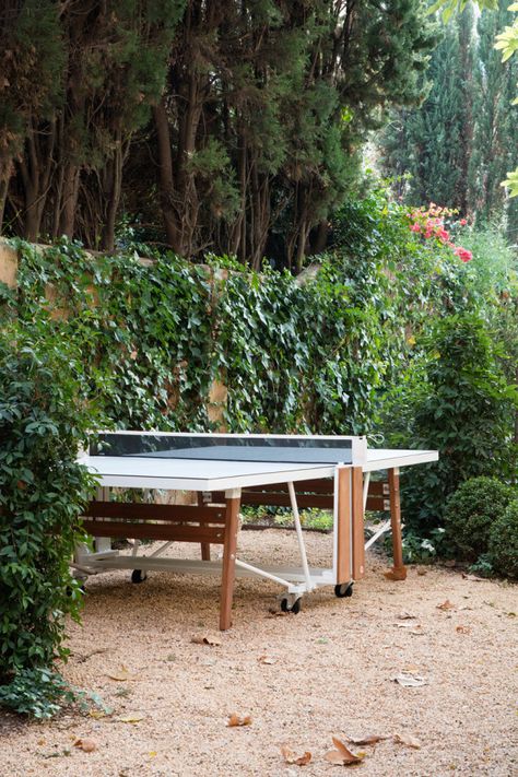 Folding Ping Pong Table, Modern Italian Kitchen, Modern Outdoor Spaces, Ping Pong Tables, Sport Equipment, Luxury Table, Kitchen And Bath Design, Modern Outdoor Furniture, Contemporary Outdoor