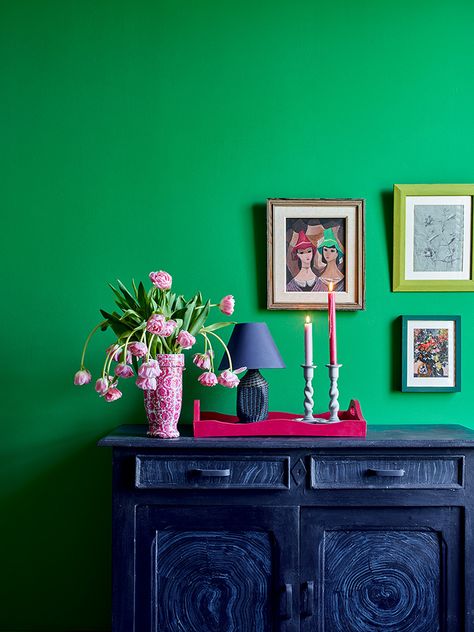 Green Wall Paint, What Is Chalk Paint, Green Painted Walls, Selvedge Magazine, Creative Wall Painting, Istoria Artei, Chalk Paint Colors, Annie Sloan Paints, Green Walls