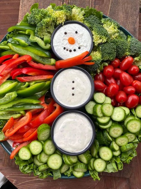 Christmas Veggie Tray, Christmas Vegetables, The Tipsy Housewife, Tipsy Housewife, Christmas Platter, Christmas Recipes Appetizers, Christmas Tray, Charcuterie Inspiration, The Dip