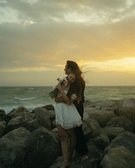 a gloomy & moody sunset with @isabellesaidiphoto 🕊✨ Jacob Palmer, Cinematic Storytelling, Couple Sunset, Model Couple, Photography Cinematic, Romantic Photo, Photo Engagement, Oahu Photographers, Goals Couple