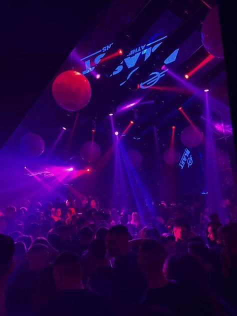 Party In Ibiza, Party Tips And Tricks, Night Club Dance, Ibiza Vibes, Music Vibe, Club Dancing, Night Club Aesthetic, Club Lighting, Nightclub Aesthetic