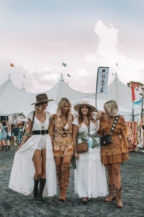 Festival style fashion - Don't you wish it could be summer all year round? Mode Coachella, Look Da Festival, Boho Music, Summer Festival Fashion, Boho Festival Outfit, Boho Brand, Look Festival, Summer Music Festivals, Fest Outfits