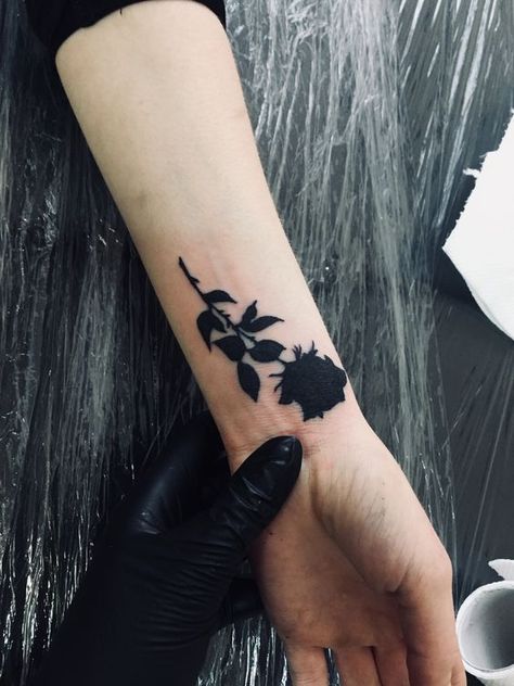 The black rose tattoo is widespread, but do you know its meaning? In the article, you will find the answer to this question and many ideas for such a tattoo. Black Tattoos Ideas, Small Black Tattoos, Black Rose Tattoo, Delicate Tattoos For Women, Wrist Tattoo Cover Up, Tattoo Design For Hand, Rose Tattoo Ideas, Blue Rose Tattoos, Flower Wrist Tattoos