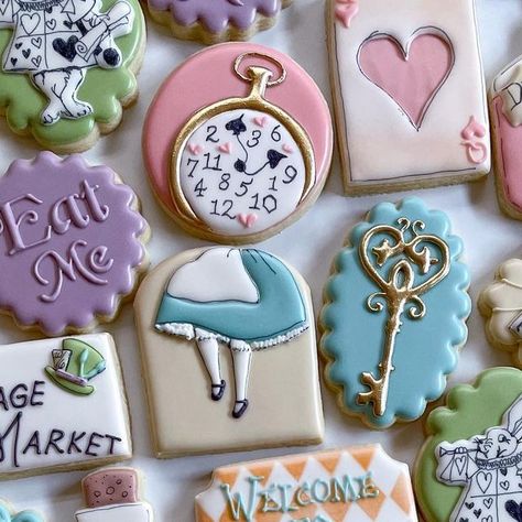 Alice In Wonderland Cookies, Wonderland Cookies, Alice In Wonderland Tea Party Birthday, Alice In Wonderland Cakes, Disney Cookies, Alice Tea Party, Iced Sugar Cookies, Alice In Wonderland Birthday, Fancy Cookies