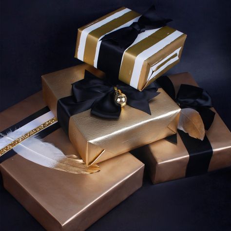 Gold Wrapped Presents, Gold Wrapping Paper Ideas, Gold Gift Wrapping, Professional Gift Ideas, Cute Gift Wrapping Ideas, Wrapping Inspiration, Gold Wrapping Paper, Baby Shower Wrapping, Elegant Gift Wrapping