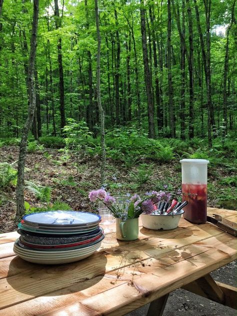 Camping Table Set Up, Cute Camping Ideas, Outdoor Snack Ideas, Aesthetic Camping Pictures, Camp Decorating Ideas, Campsite Aesthetic, Things To Take Camping, Camp Foods, Simple Camping