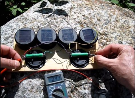 Here is a simple and inexpensive way to make a high speed solar battery charger out of garden lights.  You can find these solar path lights in the gardening area of many stores, usually for pretty cheap if you don’t buy the fancy ones.  You shouldn’t have to spend more than a dollar a piece … Solaire Diy, Cheap Solar, Solar Path Lights, Solar Battery Charger, Garden Ideas Cheap, Solar Projects, Solar Technology, 10 Pm, Solar Energy System