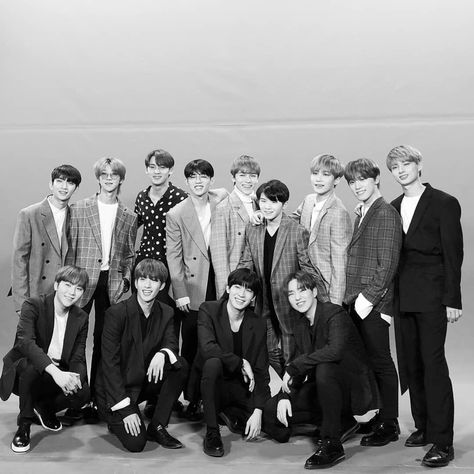 Seventeen Black And White Aesthetic, Seventeen Black And White, Scoups Seventeen Wallpaper, Seventeen Group, Wallpaper Black And White, Seventeen Wallpaper, Carat Seventeen, Seoul Music Awards, Seventeen Album