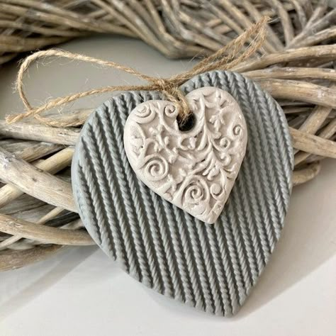 Air Dry Clay Heart, Wall Hanging Clay, Carillons Diy, Itsekovettuva Savi, Cool Beans, Clay Wall Hanging, Clay Christmas Decorations, Heart Wall Hanging, Clay Heart