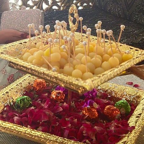 Mahndi Plates Ideas, Methai Decor For Engagement, Sweets Plate Decoration For Engagement, Mithai Decoration Ideas, Qabool Hai Props For Sweets, Pakistani Baat Pakki Decor, Haldi Table Decoration, Mehndi Tray Decoration Ideas, Mehndi Plates Ideas Pakistani