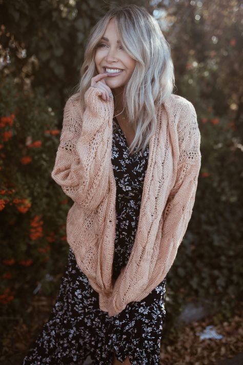 CARA LOREN Cara Loren Hair, Cara Loren Style, Cara Loren, Mommy Outfits, Parisian Chic Style, Holiday Presents, Blonde Hair With Highlights, Brown Blonde Hair, Beauty Influencer