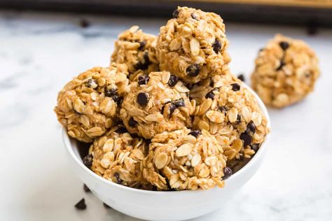 These Oatmeal Peanut Butter Protein Balls are a delicious snack or dessert! They can easily be made into homemade protein bars instead of balls, and customized with chocolate chips, coconut, flax seed, or your favorite ingredients! Weight Watchers Protein Balls, Weight Watchers Protein, Oatmeal Energy Balls Recipe, Chocolate Chip Cheesecake Bars, Greek Yogurt Muffins, Healthy High Protein Snacks, Protein Balls Recipes, Healthy Granola Bars, Protein Bars Homemade