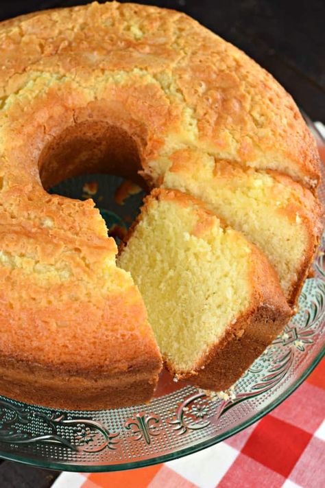 Old fashioned, best ever, 7 Up Pound Cake recipe! You'll love this classic Southern cake with it's perfect outside crust, and inside texture! 7 Up Pound Cake, Workouts Food, 7up Cake Recipe, Watergate Cake, Classic Pound Cake Recipe, Best Pound Cake, 7up Cake, Best Pound Cake Recipe, 7 Up Cake