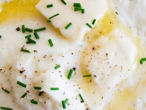 Ultra Rich & Creamy Mashed Potatoes – A Decadent Side Dish That Melts in Your Mouth - NewsBreak Sausage And Potatoes Skillet, Butterfinger Cheesecake, Holiday Roast, Chicken Croquettes, Holiday Roasts, Cheesy Mashed Potatoes, Potato Ricer, Leftover Mashed Potatoes, Buttery Biscuits