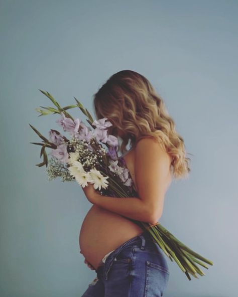 Pregnancy photos maternity pictures photographs photo shoot flowers Pregnancy Reveal Photoshoot, Shower Photoshoot, Healthy Happy Life, Mommy Outfits, Maternity Pics, Tiny Hands, Talking On The Phone, On The Phone, I Feel You