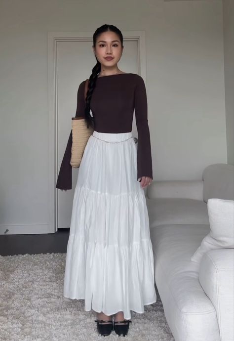 Very Modest Outfits, How To Style Long White Skirt In Winter, Flared Maxi Skirt Outfit, Outfit Inspo With Long Skirt, White Skirt Brown Top, Modest Fashion Elegant, Women Long Skirt Outfits, Outfit Inspo For Short People, White Midi Skirt Outfit Fall