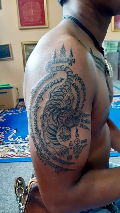 Sakyant Tattoo, Dragon Hand Tattoo, Muay Thai Tattoo, Traditional Thai Tattoo, Ancient Talisman, Khmer Tattoo, Buddhist Tattoo, Thailand Tattoo, Bamboo Tattoo