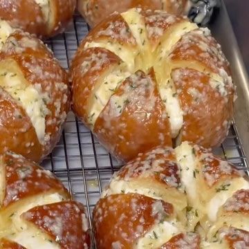 Cream Cheese Stuffed Garlic Bagels, Calic Bagel, Stuffed Bagels Recipe, Breakfast Thanksgiving, Stuffed Bagels, South Korean Food, New York Bagel, Cheese Bagels, Bagel Cream Cheese