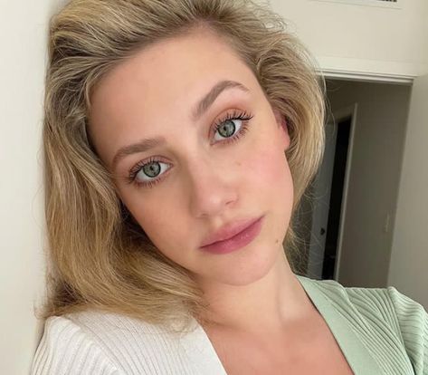 Lili Reinhart, Lili Reinhart Biography, Lili Reinhart Bio, Lili Reinhart Info, Lili Reinhart Details, Lili Reinhart Actress, Lili Reinhart Nationality Best Drugstore Mascara, Lip Color Shades, Yellow Blonde, Celebrity Selfies, Lipstick For Fair Skin, Blonde Balayage Highlights, Dior Addict Lip Glow, Cool Blonde Hair, Hair Color Techniques