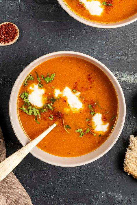 Super tasty creamy roasted carrot tomato soup. The spiced garlicky oil base takes it to the next level. #tomatosoup #roastedtomatosoup #carrottomatosoup #souprecipe Carrot Tomato Soup, Soup With Pesto, Roasted Carrot, Roasted Tomato Soup, Carrot Soup, Roasted Tomato, Roasted Carrots, Tomato Soup, Roasted Tomatoes