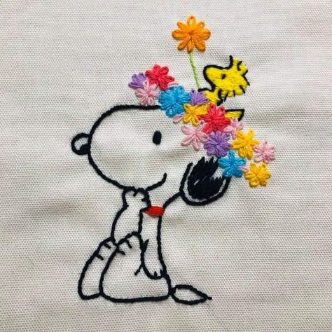 Snoopy With Flowers, Snoopy Diy Crafts, Snoopy Embroidery Pattern, Embroidery Snoopy, Snoopy Diy, Peanuts Embroidery, Snoopy Embroidery, Snoopy Wallpaper, Handmade Embroidery Designs