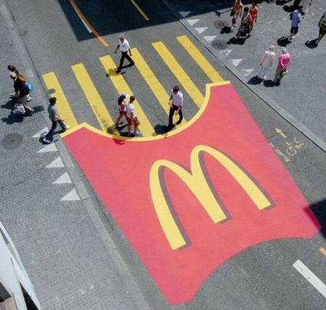 Anuncios publicitarios que llaman nuestra atención Guerilla Marketing Examples, Guerrilla Advertising, Funny Commercial Ads, Guerrilla Marketing, Pedestrian Crossing, Clever Advertising, Zebra Crossing, Funny Commercials, Publicidad Creativa