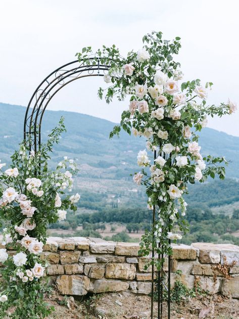 Garden Wedding Arbor, Wedding Gallery Decoration, White Roses Arch Wedding, Simple Wedding Arch Ideas, Peony Wedding Arch, Garden Wedding Altar, Tuscany Wedding Arch, Floral Arch On The Ground, Grounded Floral Arches Wedding