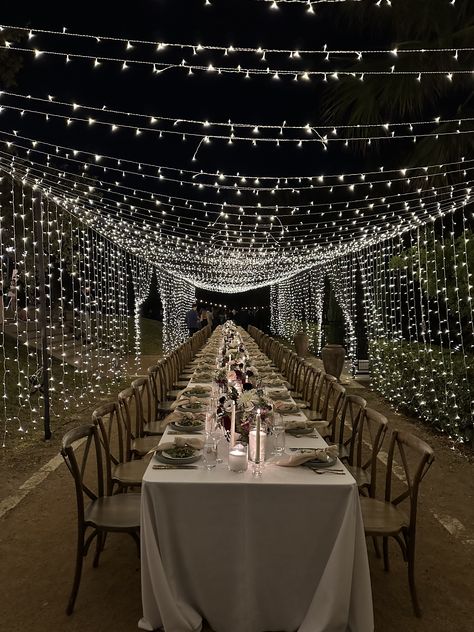 Fairy Lights Engagement Party, Engagement Decor Outdoor Night, Classy Engagement Party Decorations, Engagement Party Ideas Backyard, Rooftop Dinner Party, Backyard Engagement Parties, Engagement Dinner, Red Carpet Party, Cafe Ideas