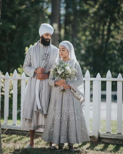 Trending Bridal Lehenga, Sikh Wedding Dress, Lehenga Colors, Green Fall Wedding, Punjabi Wedding Suit, Fall Wedding Color Ideas, Sikh Wedding Photography, Anand Karaj, Bride Suit